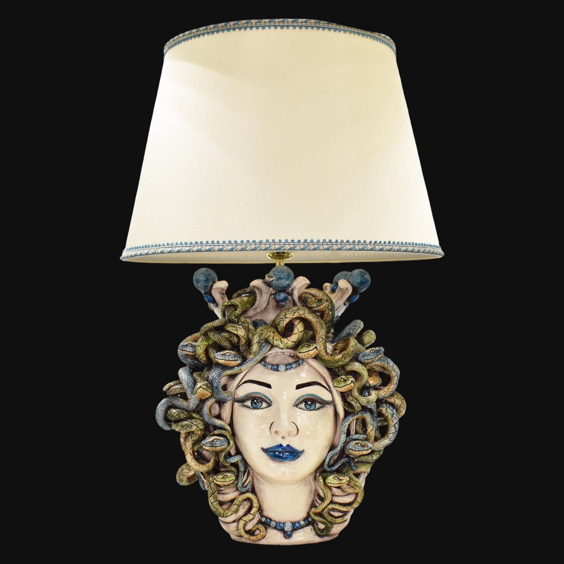lume-a-testa-medusa-femmina-in-ceramica-di-caltagirone-eleganza-e-mito-ceramiche-di-caltagirone-sofia-6_x1920_af9ad25a-ddf1-4434-8d21-a3f607f6bf7c - Moorish Head