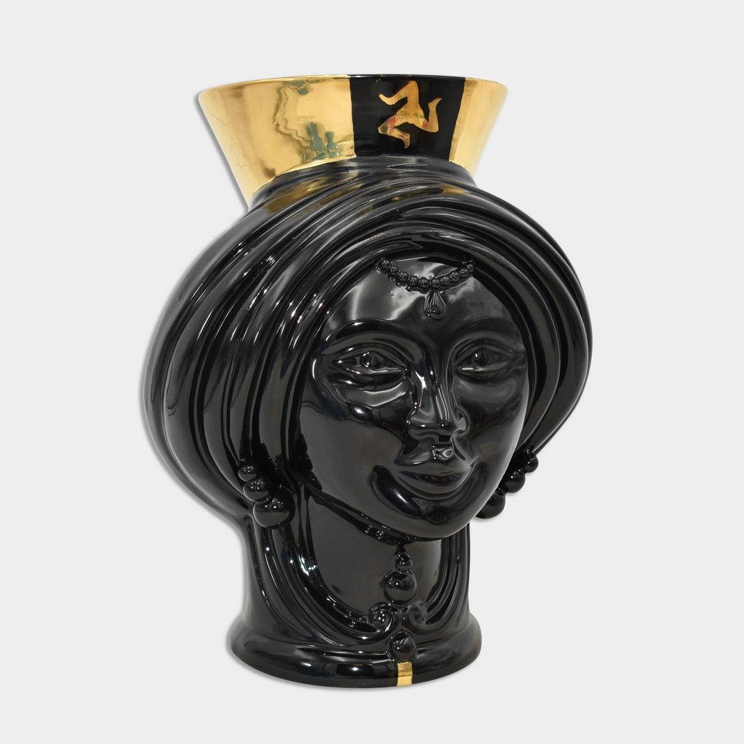 Vaso in ceramica nera con volto femminile e dettagli dorati, fatto a mano a Caltagirone