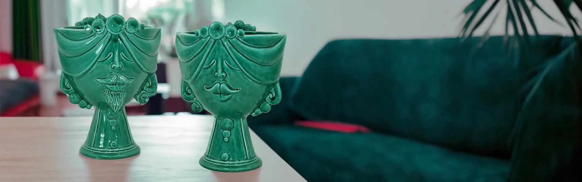 Coppia teste di moro moderne verdi, ceramiche di Caltagirone fatti a mano su tavolo, design Sofia.