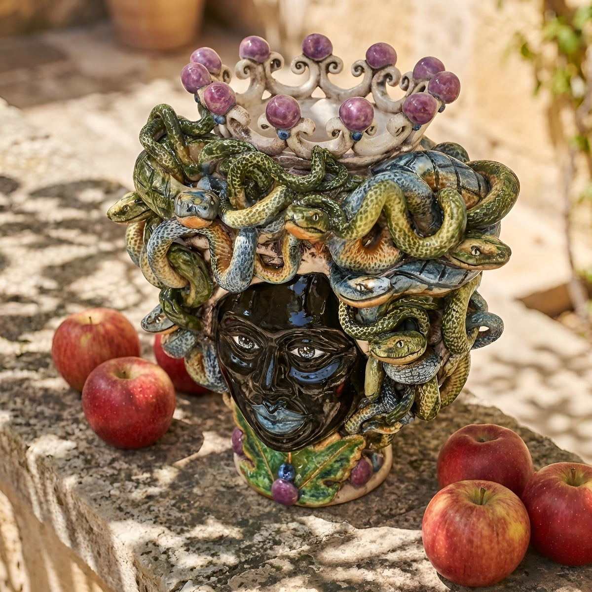 Testa Medusa, Lustro Glicine, chioma di serpenti, gorgone. Ceramica siciliana di Caltagirone, Sofia