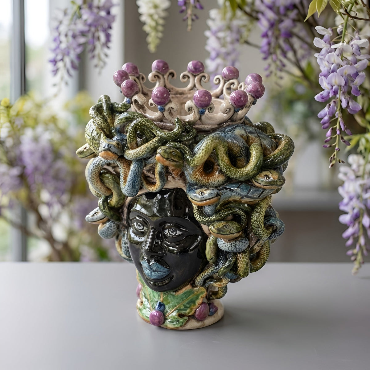 Testa Medusa, Lustro Glicine, chioma di serpenti, gorgone. Ceramica siciliana di Caltagirone, Sofia
