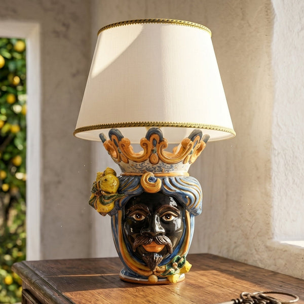 Lampe mit Kopf und Zitronen, H 70 cm (Keramik H 40 cm, Stoffschirm Ø 45 cm) — Dunkelhäutiger Mann, Blau und Orange