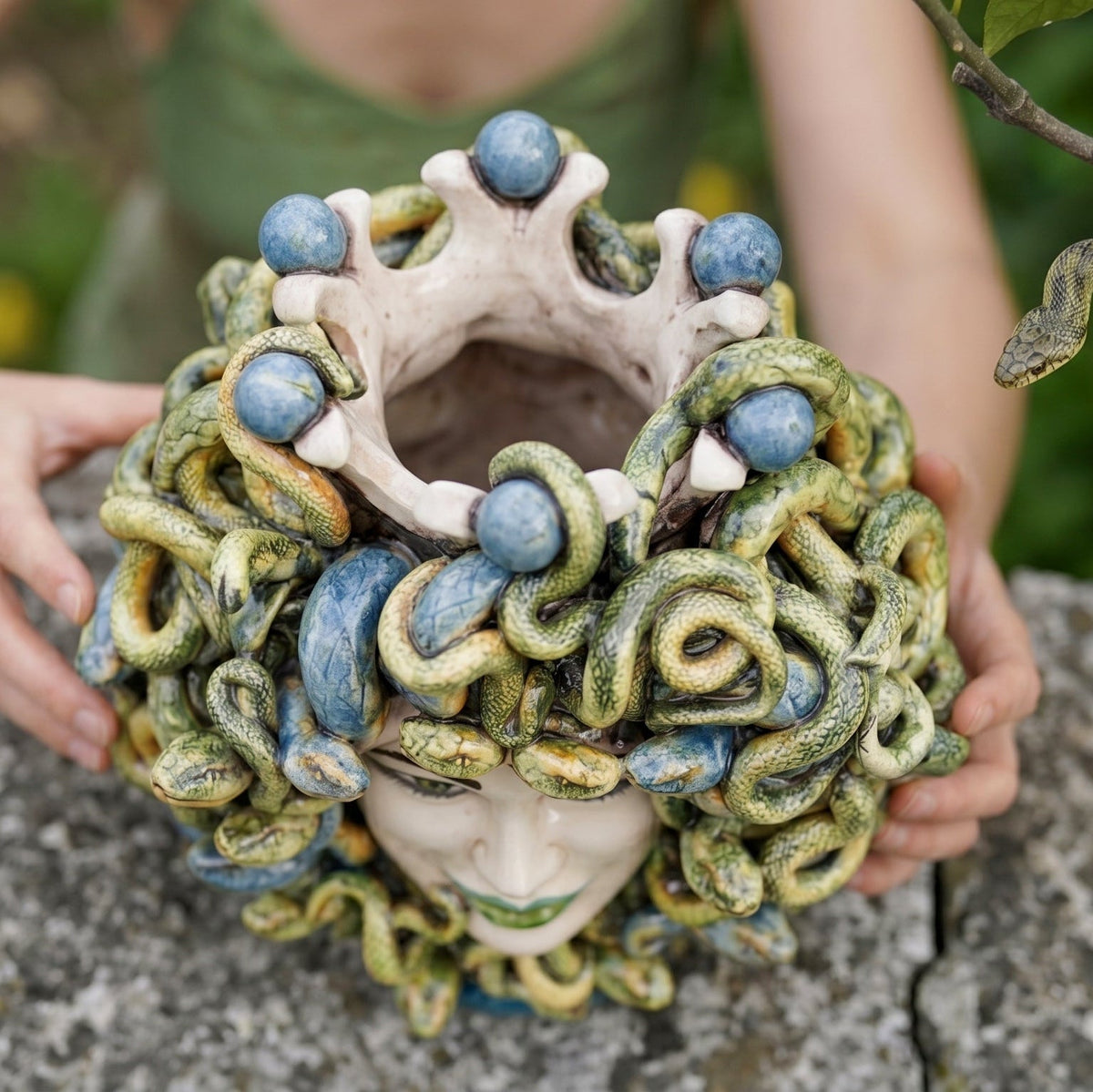 Testa Medusa h 25 cm  - con Perline Blu e Labbra verdi - Madreperla colorato | Ceramica Caltagirone