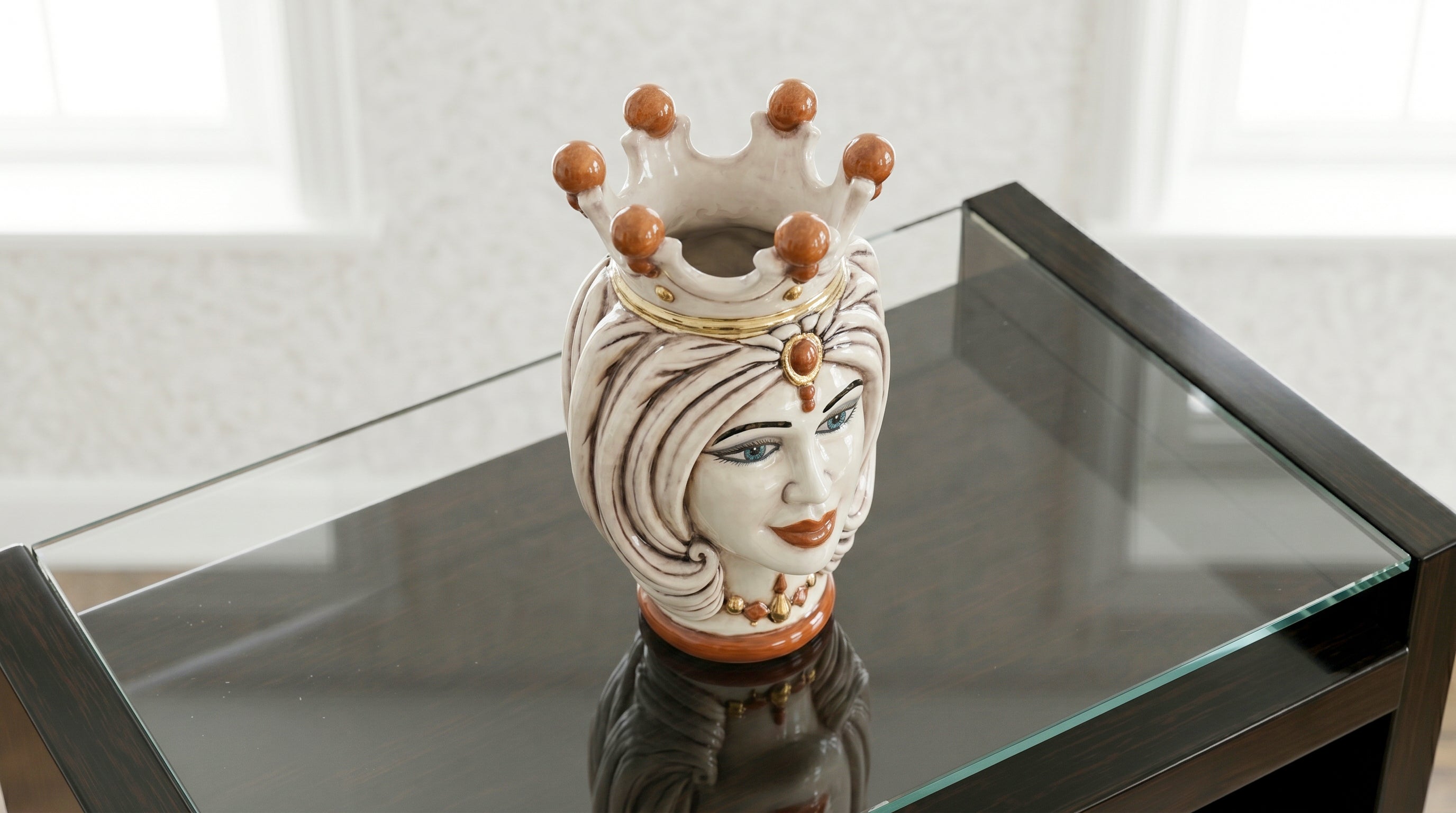 Testa di Moro con Turbante, Donna, Madreperla Antichizzato Oro e Lustri. Ceramica siciliana di Caltagirone, Sofia