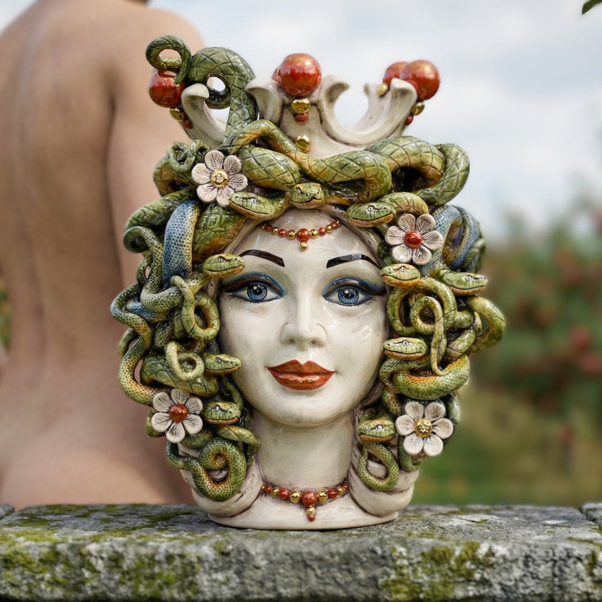 Testa Medusa con fiori h 38 cm - Madreperla Antichizzato Oro e Lustri | Ceramica Caltagirone