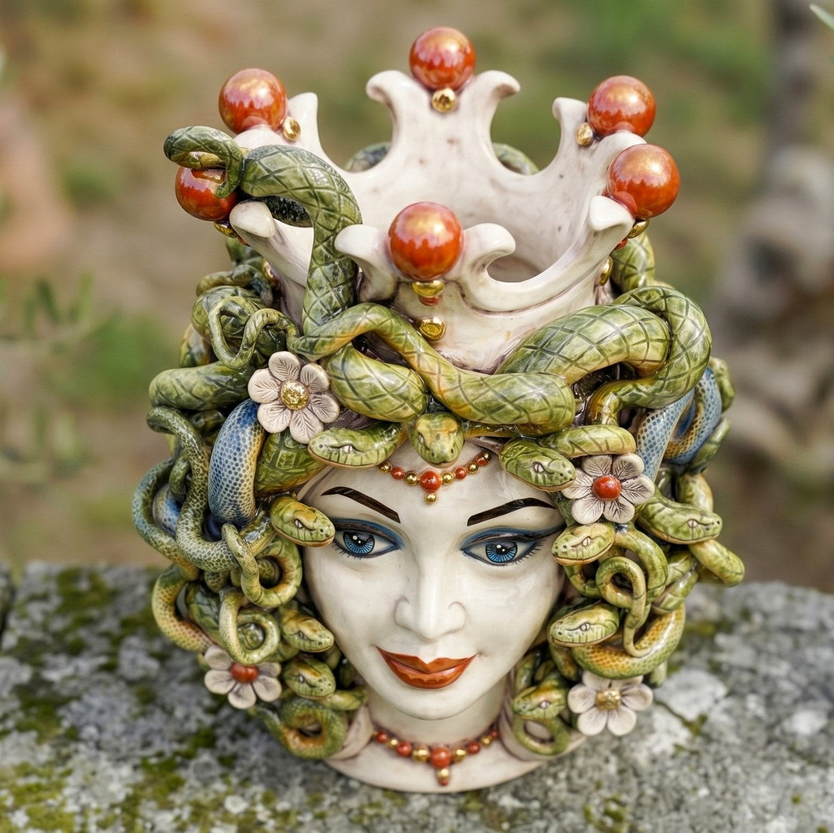 Testa Medusa con fiori h 38 cm - Madreperla Antichizzato Oro e Lustri | Ceramica Caltagirone
