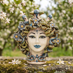 Medusenkopf H 30 cm mit Blumen zwischen den Schlangen und blauen Lippen, farbiges Perlmutt, zwischen blühenden Bäumen