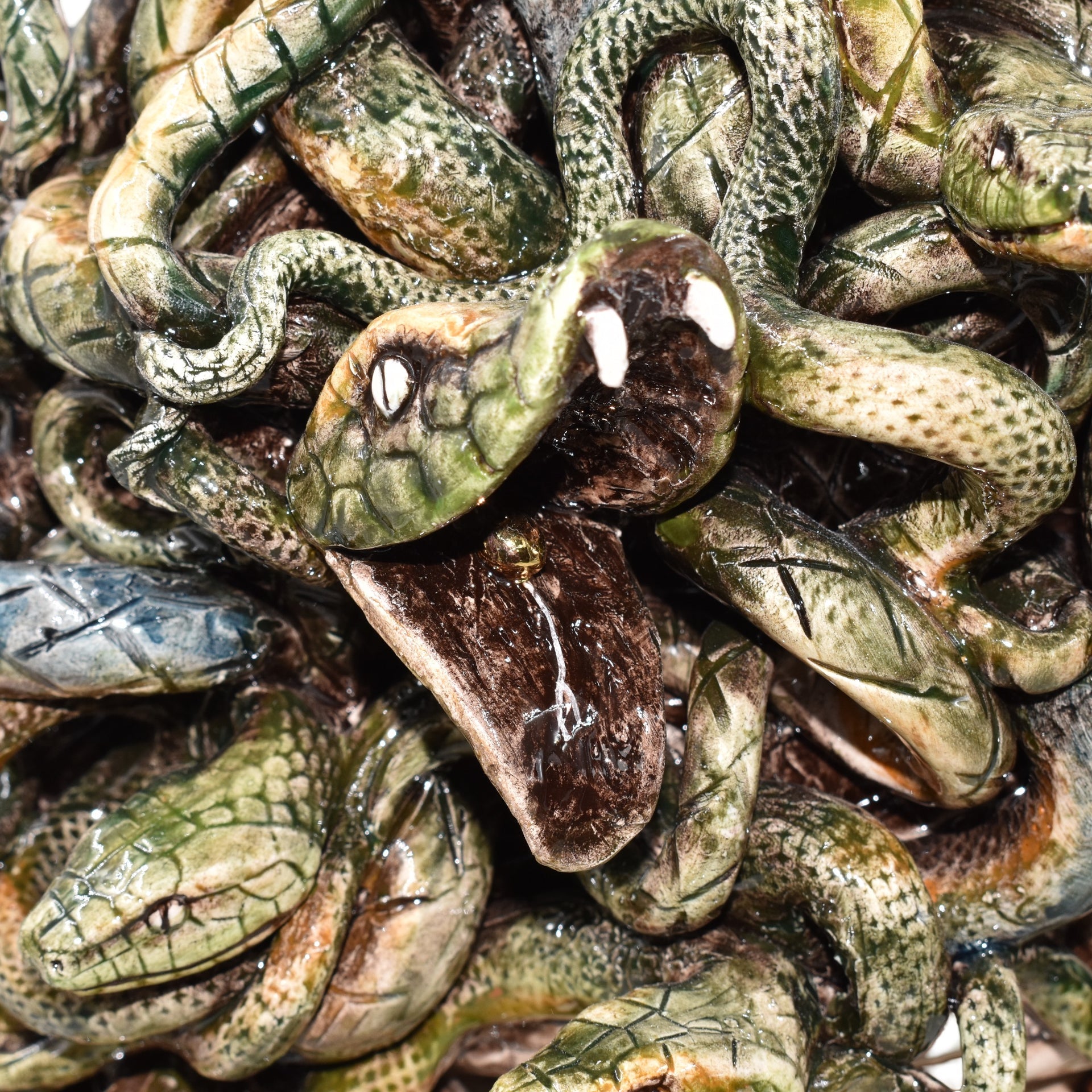 Testa Medusa, Madreperla Antichizzato, chioma di serpenti, mito greco. Ceramica siciliana di Caltagirone, Sofia