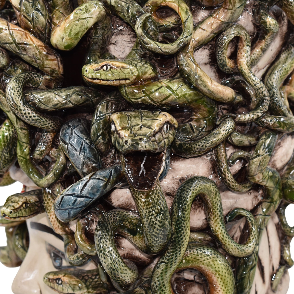 Testa Medusa, Madreperla Antichizzato, chioma di serpenti, mito greco. Ceramica siciliana di Caltagirone, Sofia