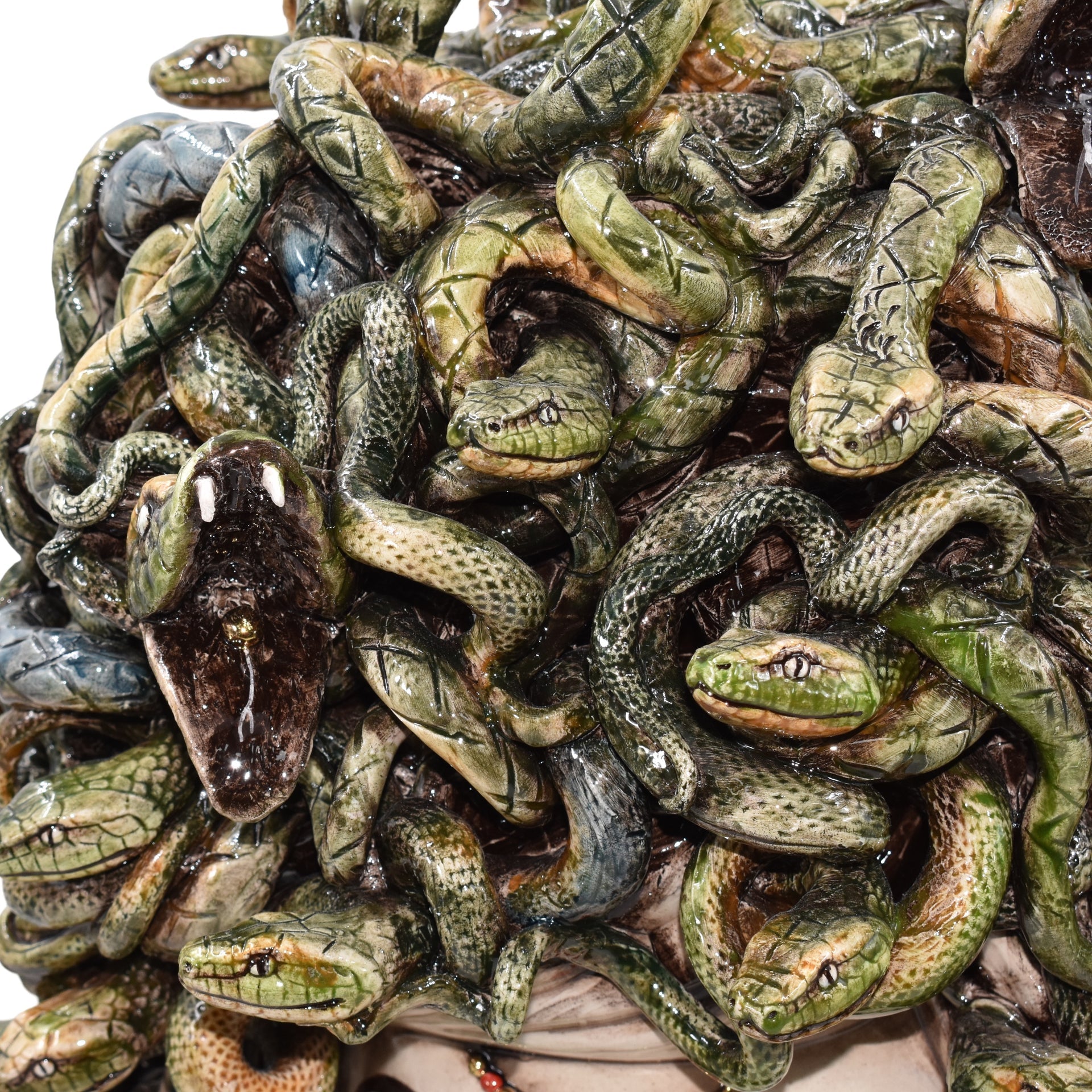 Testa Medusa, Madreperla Antichizzato, chioma di serpenti, mito greco. Ceramica siciliana di Caltagirone, Sofia