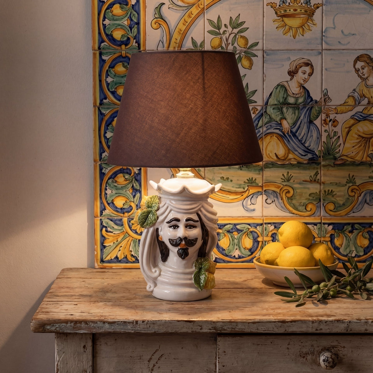 Lume a testa di moro h 15 c/espressione White and Lemon (h35 c/paralume Ø20) - Ceramiche di Caltagirone Sofia