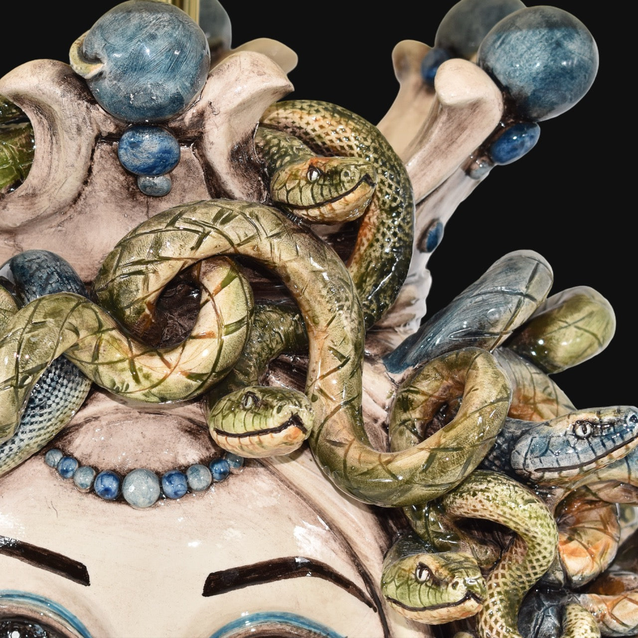 lume-a-testa-medusa-femmina-in-ceramica-di-caltagirone-eleganza-e-mito-ceramiche-di-caltagirone-sofia-4 - Moorish Head