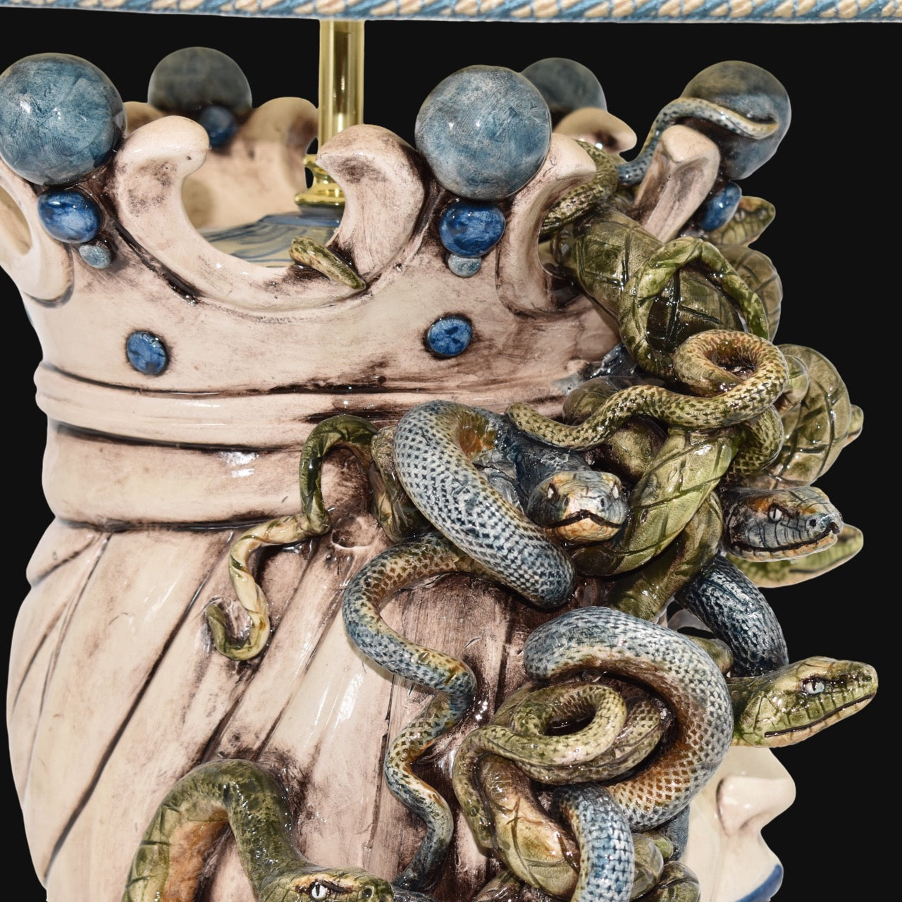 lume-a-testa-medusa-femmina-in-ceramica-di-caltagirone-eleganza-e-mito-ceramiche-di-caltagirone-sofia-5 - Moorish Head