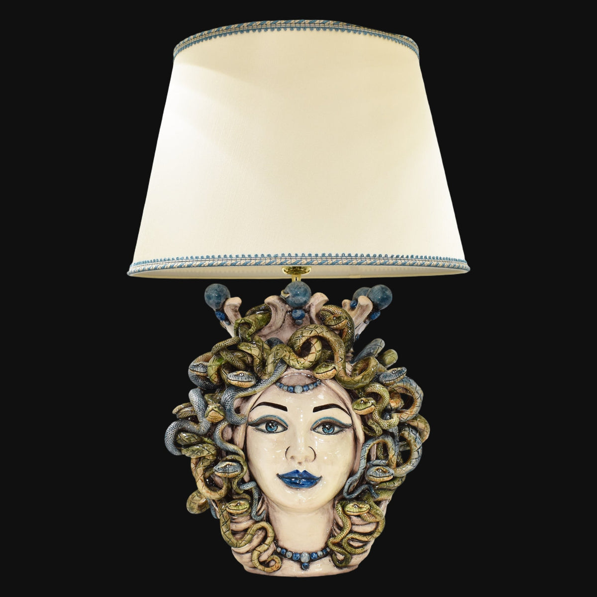 Lume a Testa Medusa, Femmina, chioma di serpenti, mito greco. Ceramiche Sofia, Caltagirone