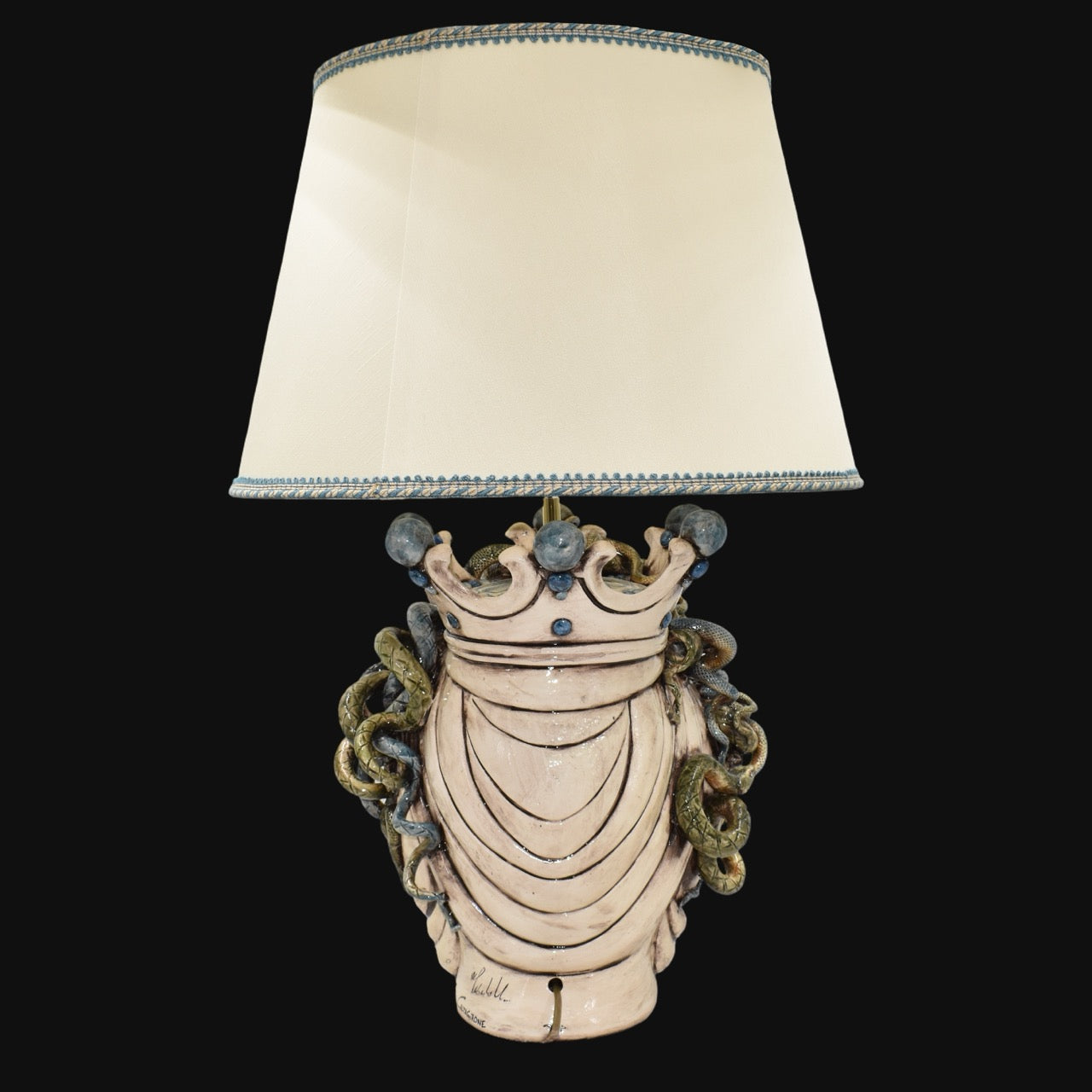 lume-a-testa-medusa-femmina-in-ceramica-di-caltagirone-eleganza-e-mito-ceramiche-di-caltagirone-sofia-7 - Moorish Head