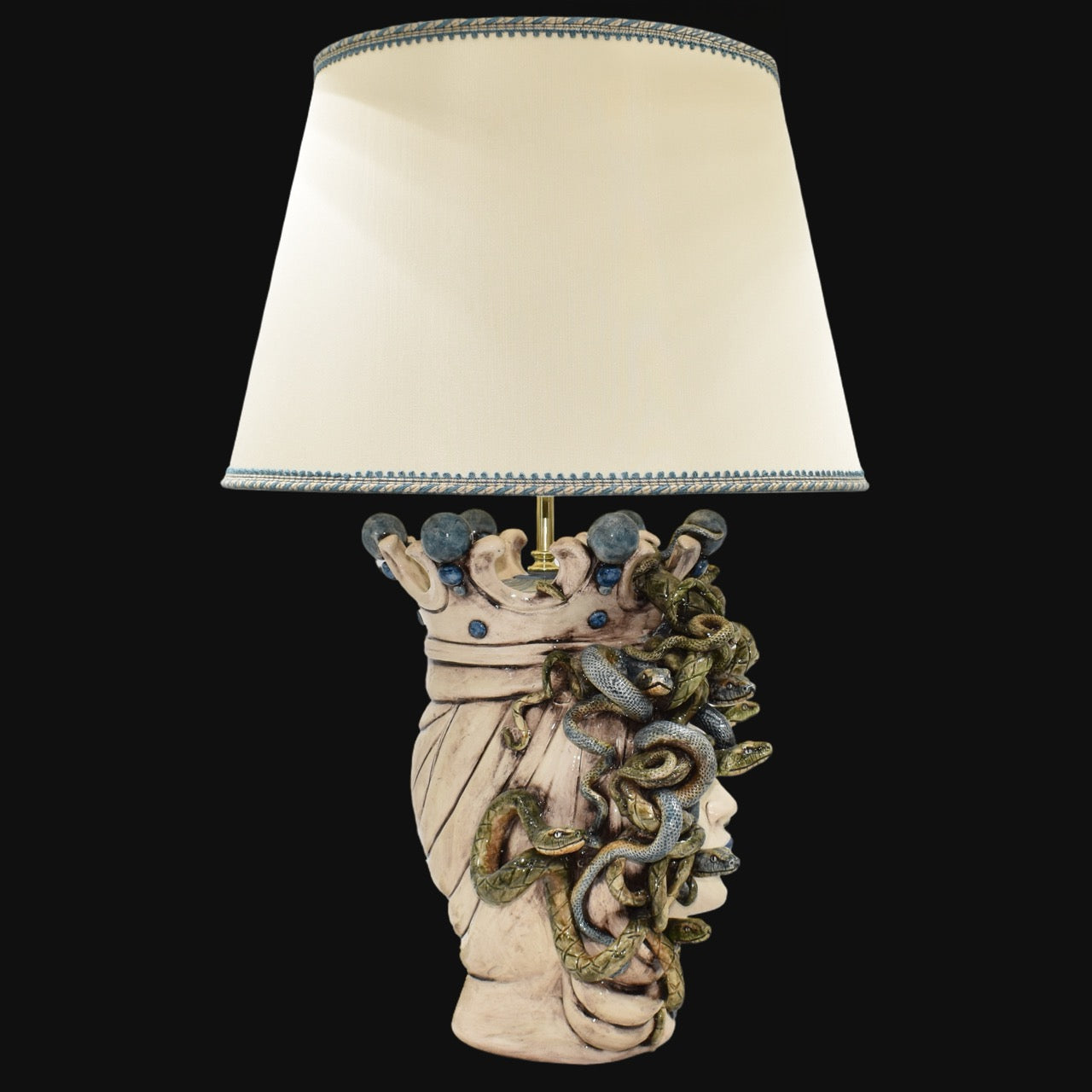 lume-a-testa-medusa-femmina-in-ceramica-di-caltagirone-eleganza-e-mito-ceramiche-di-caltagirone-sofia-9 - Moorish Head