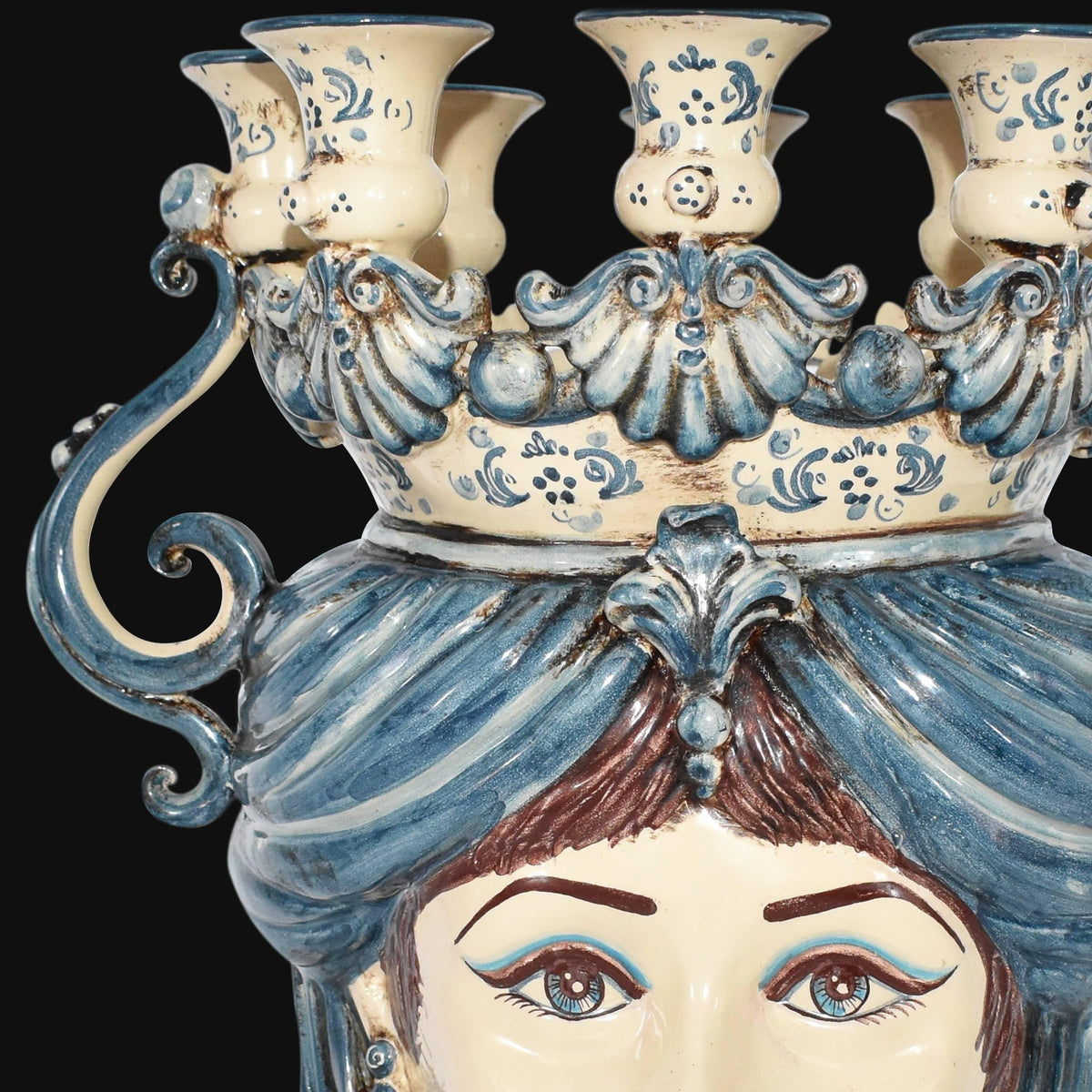 Ceramiche di Caltagirone fatti a mano, candelabro con volto femminile e decori blu