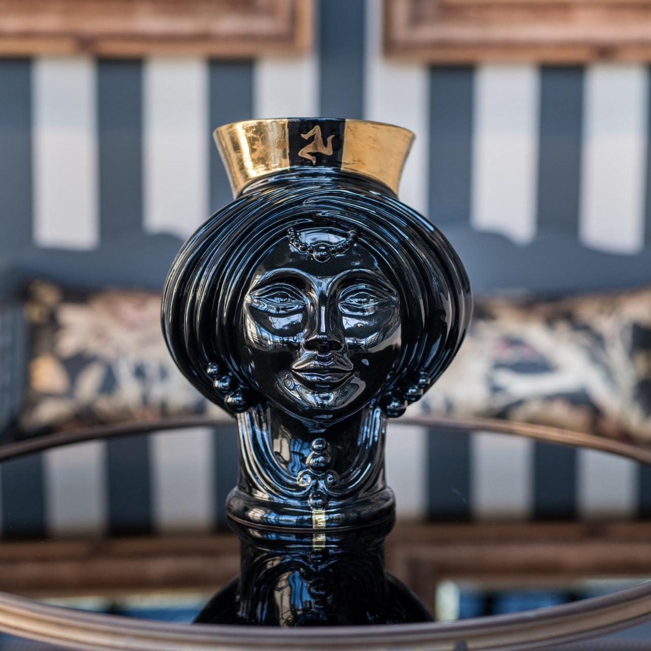 Testa di moro donna nera con dettagli oro, ceramiche Caltagirone fatti a mano, design moderno