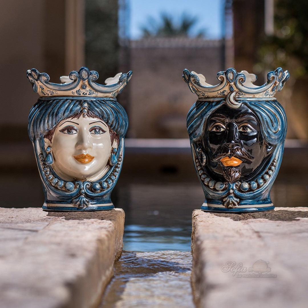 Ceramiche di Caltagirone fatti a mano: vasi con volti regali blu e oro, arte tradizionale siciliana