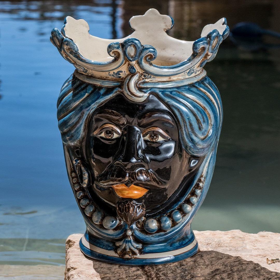 Ceramiche di Caltagirone fatti a mano, vaso con volto regale blu e corona, arte tradizionale siciliana