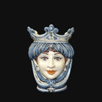 Ceramica di Caltagirone fatta a mano con volto regale e corona blu, arte tradizionale siciliana