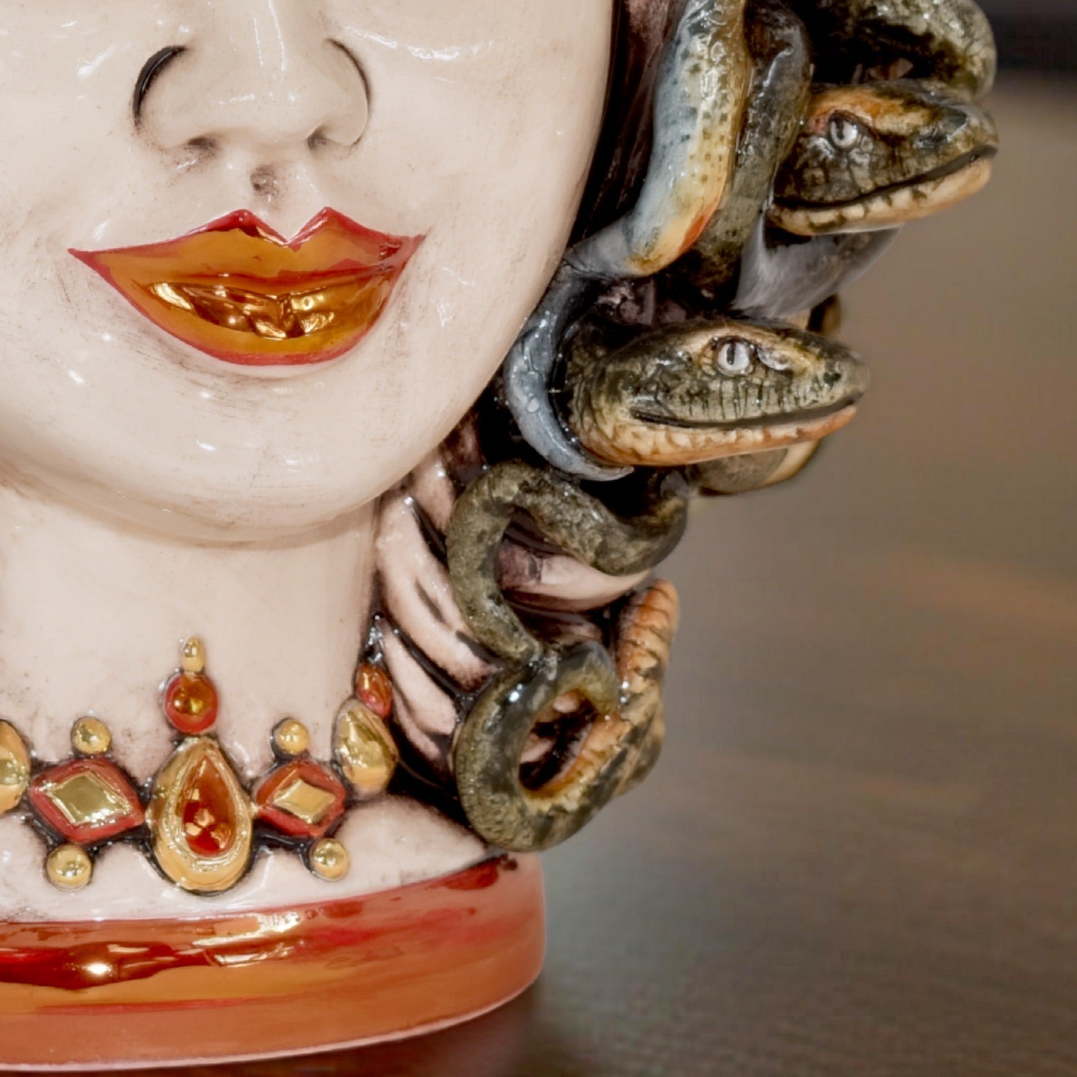 testa-h-25-turbante-medusa-madreperla-antichizzato-oro-e-lustri-ceramiche-di-caltagirone-sofia-2 - Moorish Head