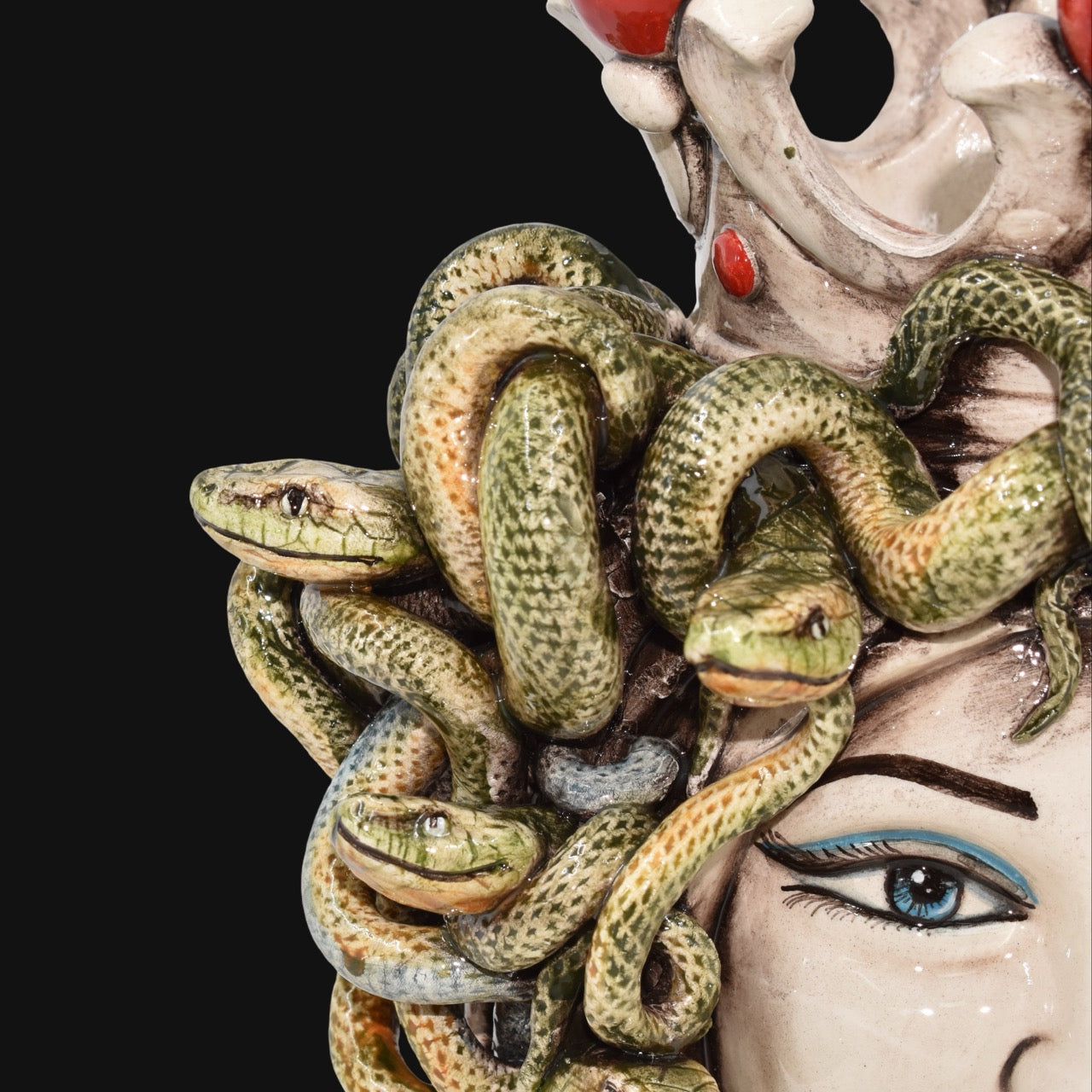 testa-h-25-turbante-medusa-madreperla-colorato-perline-rosse-ceramiche-di-caltagirone-sofia-9 - Moorish Head