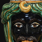 Ceramiche di Caltagirone fatti a mano con volto scuro e capelli verdi, arte tradizionale siciliana