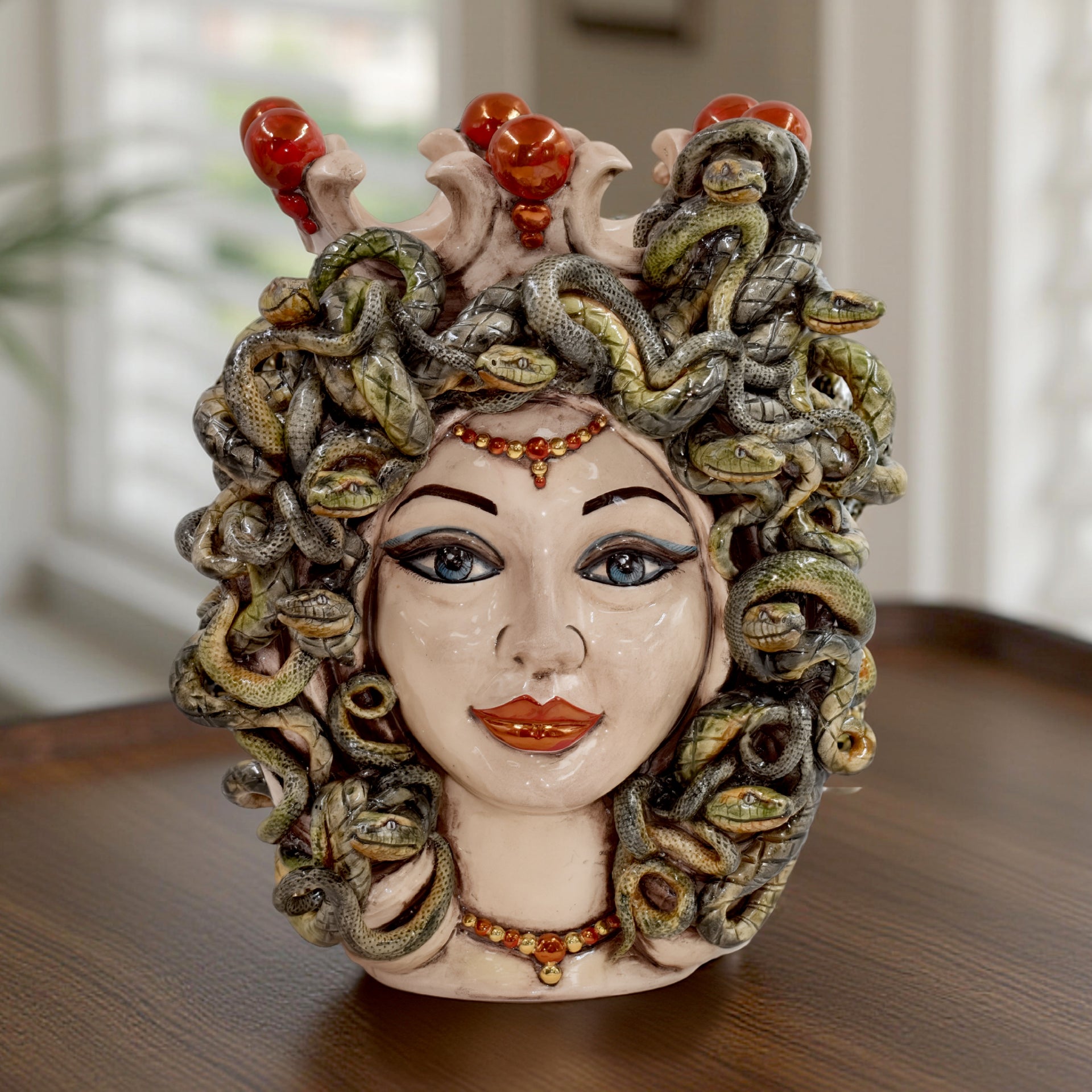 testa-h-38-medusa-madreperla-oro-e-lustri-ceramiche-di-caltagirone-sofia-3_x1920_0a13b148-7922-4be2-a2e4-db5d163e8d17 - Moorish Head