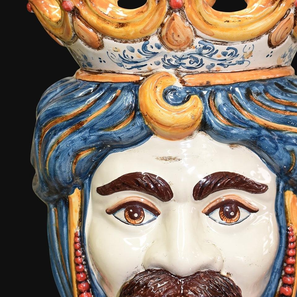 Ceramiche di Caltagirone fatti a mano: volto regale con corona e capelli blu, arte tradizionale siciliana