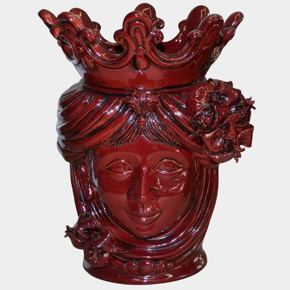 Ceramica di Caltagirone fatta a mano con volto femminile e corona, colore rosso intenso