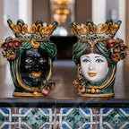 Ceramiche di Caltagirone fatti a mano: maschere decorative con corone e dettagli colorati, arte tradizionale siciliana