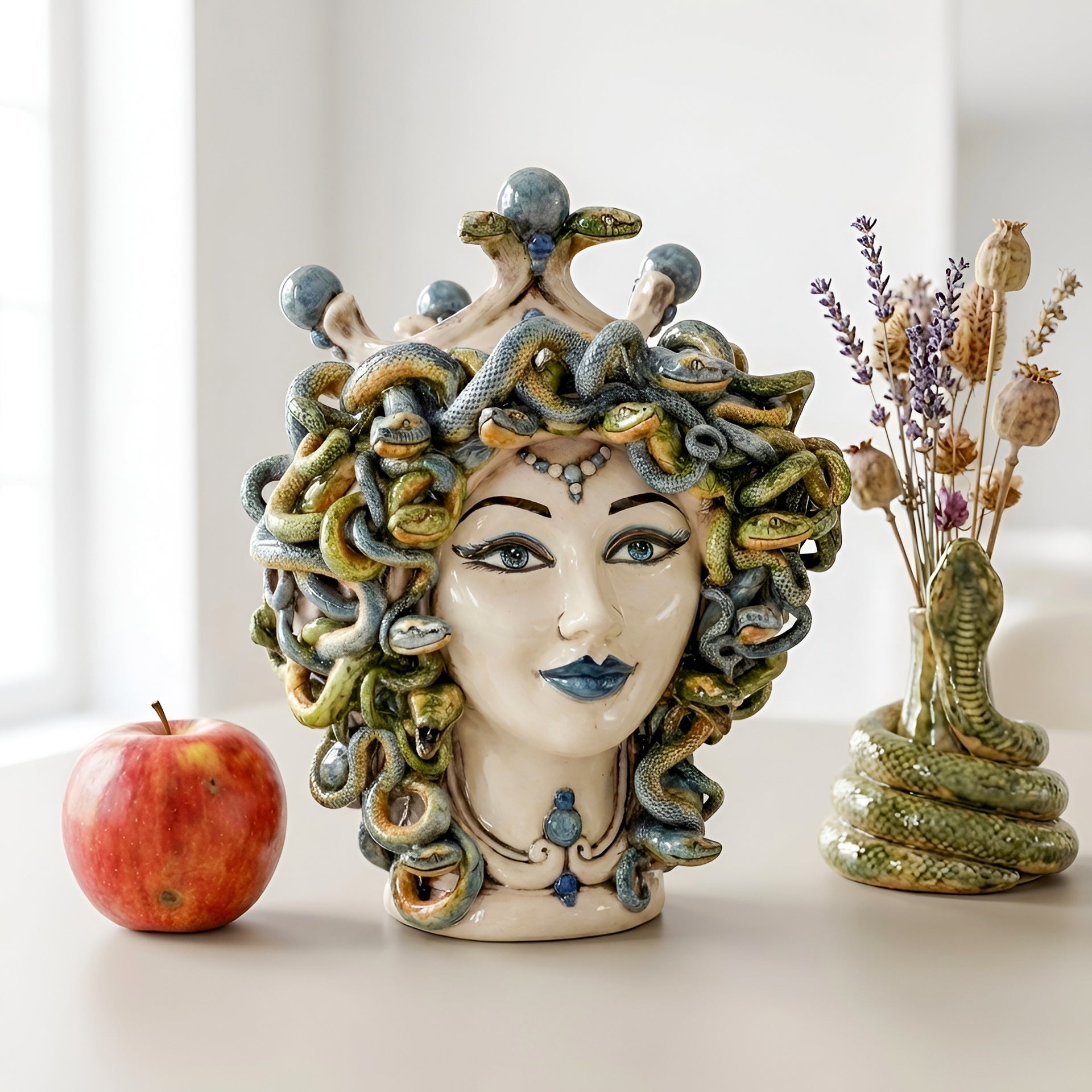 Medusenkopf H 30 cm — Antik Perlmutt, Blaue Perlen | Caltagirone-Keramik