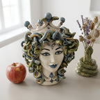 Medusenkopf H 30 cm — Antik Perlmutt, Blaue Perlen | Caltagirone-Keramik