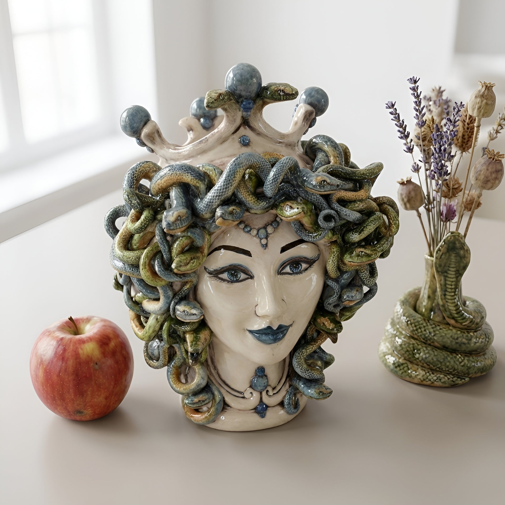 Medusenkopf H 30 cm — Antik Perlmutt, Blaue Perlen | Caltagirone-Keramik