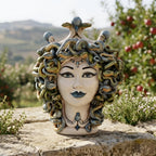 Medusenkopf H 30 cm — Antik Perlmutt, Blaue Perlen | Caltagirone-Keramik