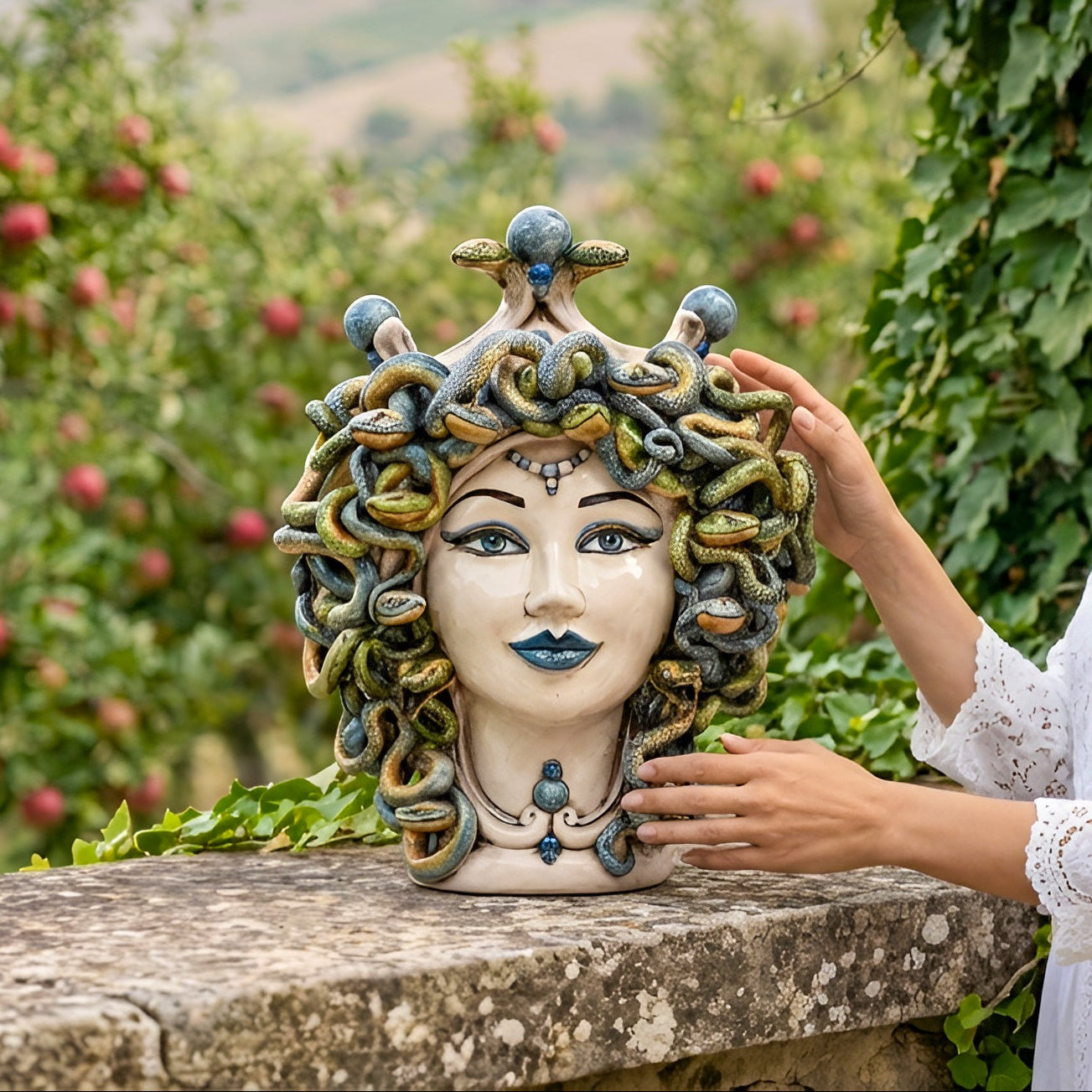 Medusenkopf H 30 cm — Antik Perlmutt, Blaue Perlen | Caltagirone-Keramik