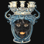 Ceramica di Caltagirone fatta a mano con volto barbuto e candelabro, decori blu e bianchi