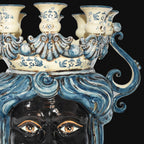 Candelabro in ceramica di Caltagirone fatta a mano, con decori blu e volto nero, arte tradizionale siciliana.