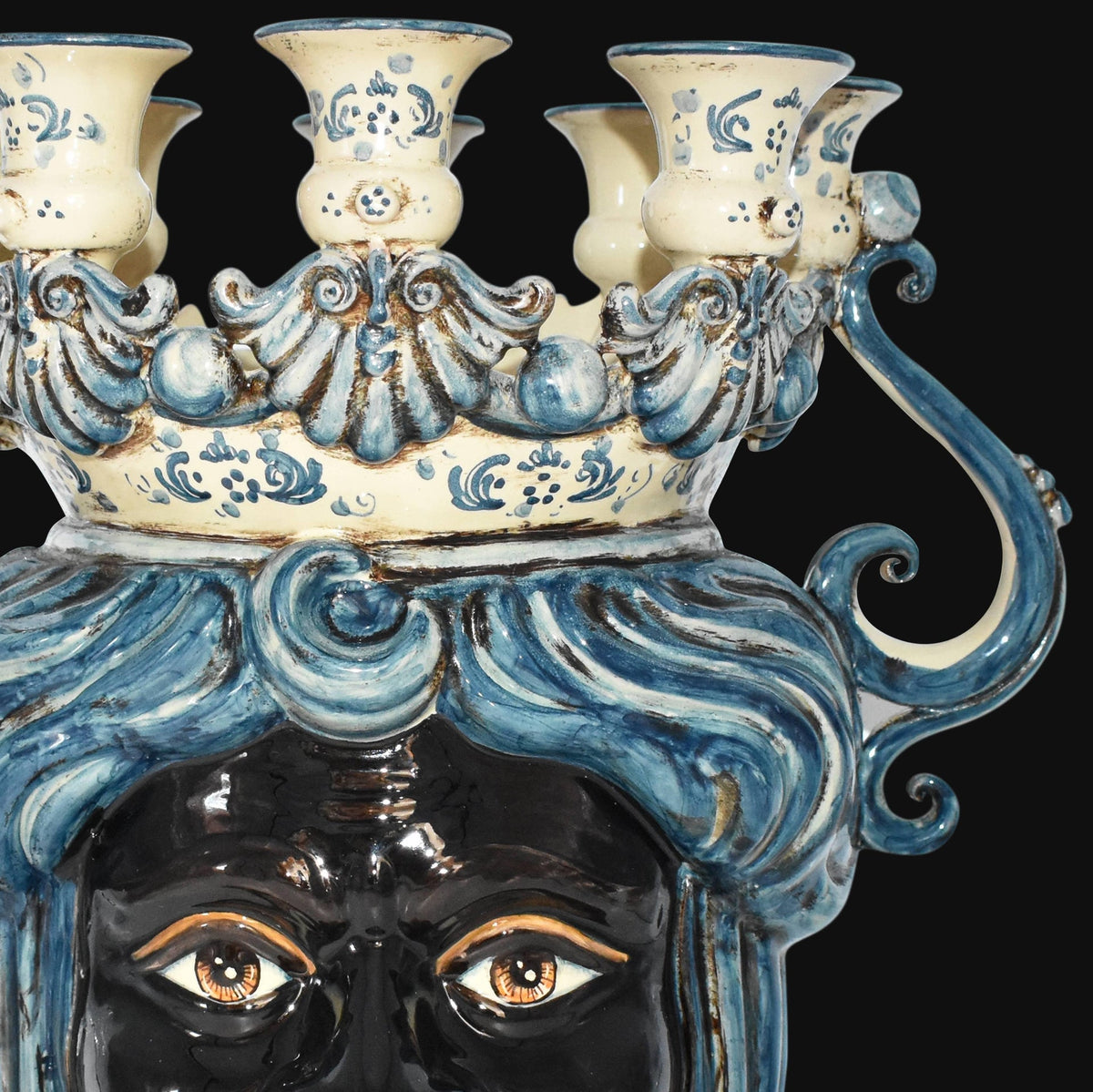 Candelabro in ceramica di Caltagirone fatta a mano, con decori blu e volto nero, arte tradizionale siciliana.